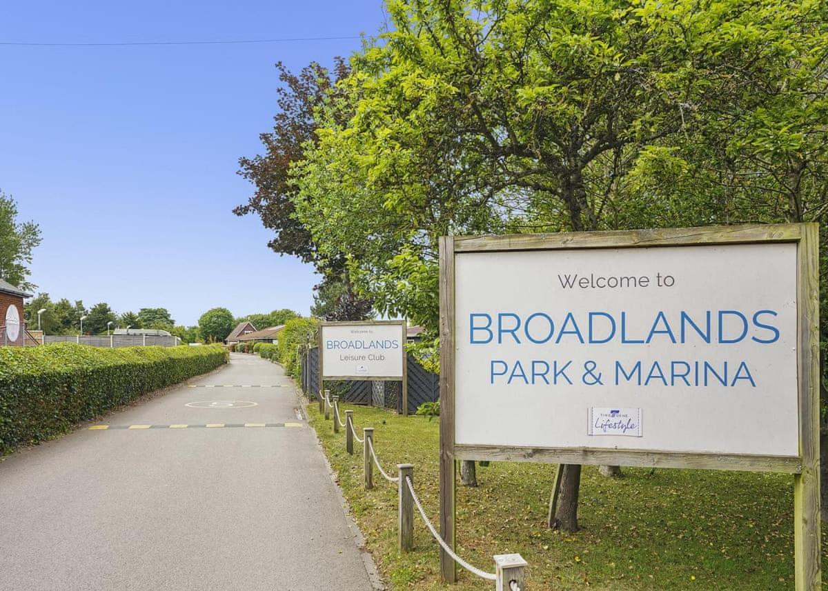 Broadlands Park And Marina Hotel Pakefield Exterior foto